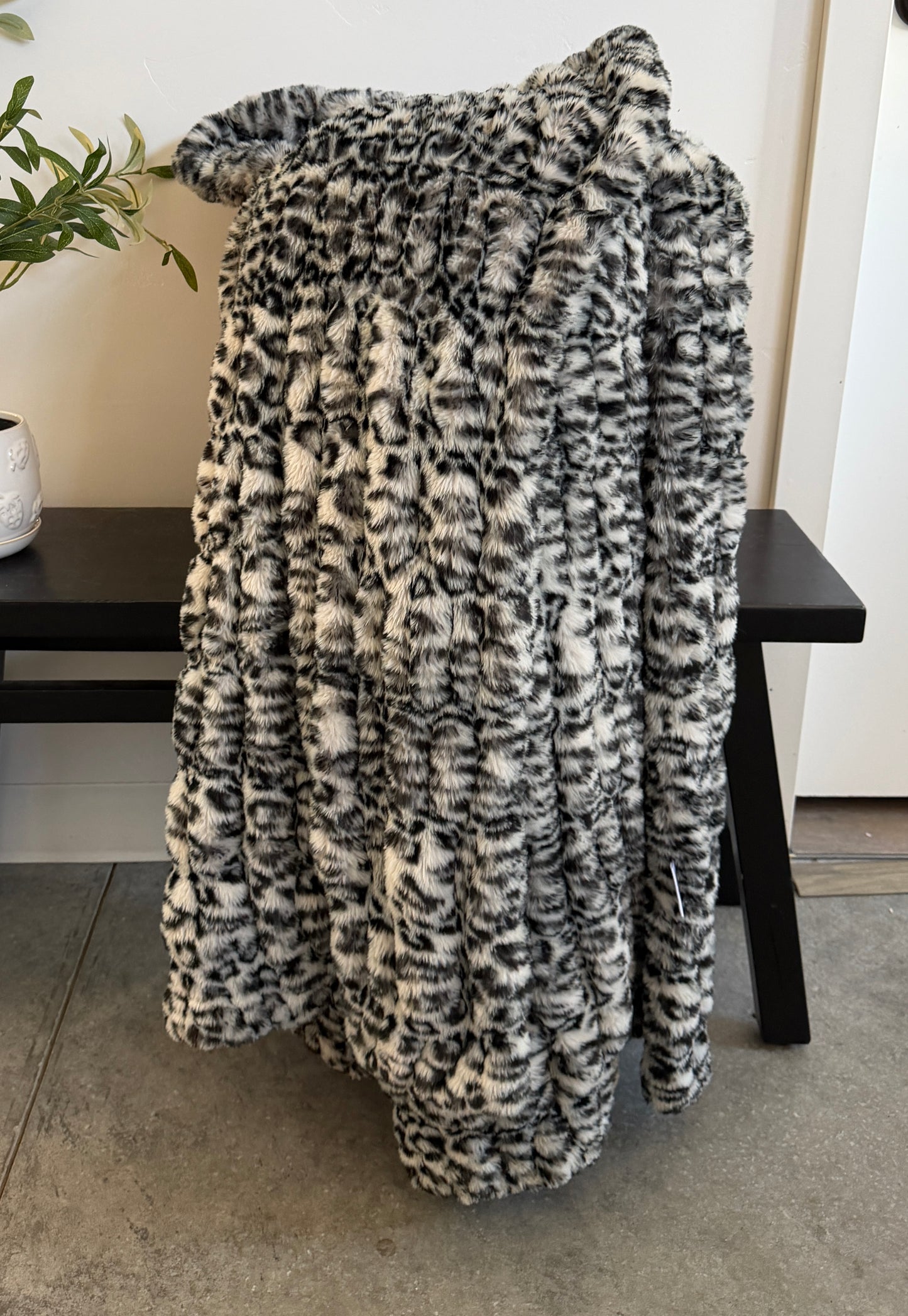 GRACE POINTS Black Pearl Cheetah Milan Throw Blanket